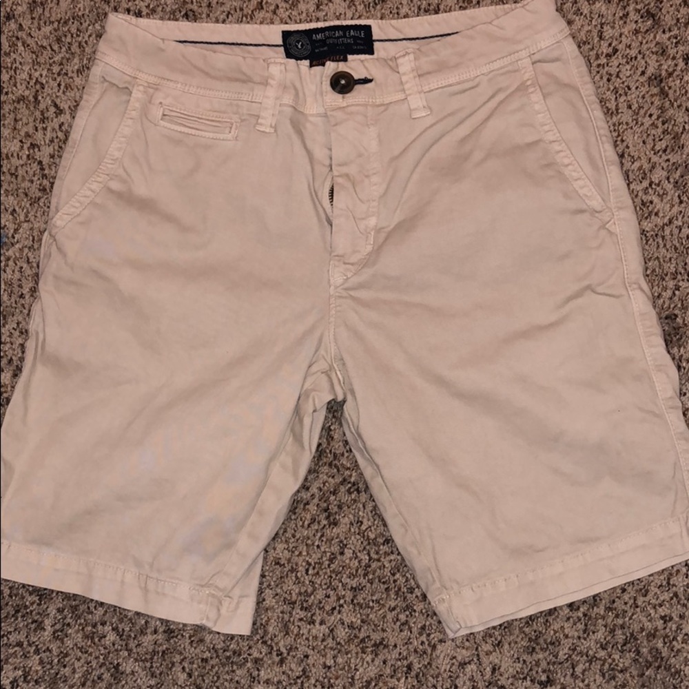 Men’s khaki American Eagle shorts